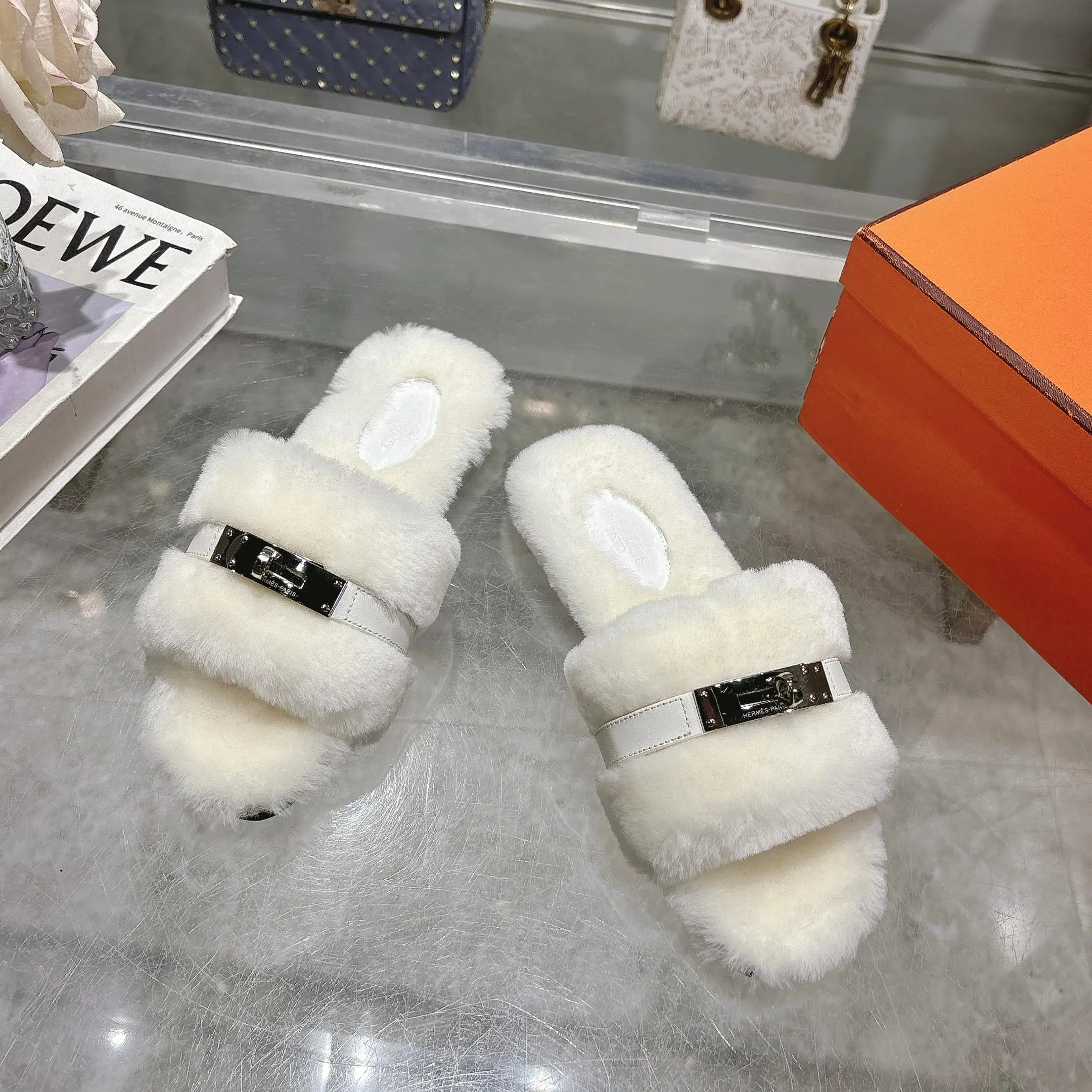 👟👟Ex-factory price 500👟👟 Purchasing agent level Hermes Hermès second uncle hair slippers are in stock all year round. 2025 new and new colors official website, Xiaohongshu synchronizes the latest color matching Hermès hot models are hot online, upgraded workmanship, high quality! Fashionable small wool H-trailers, autumn and winter style flat-soled wool mop, can be customized without standard, non-refundable and non-exchangeable. Fabric: Imported lamb's roll real wool. Lining: Imported lamb's roll real wool. Outsole: Genuine leather outsole. Size: 35-43, [Note: 41, 42, 43 customized]